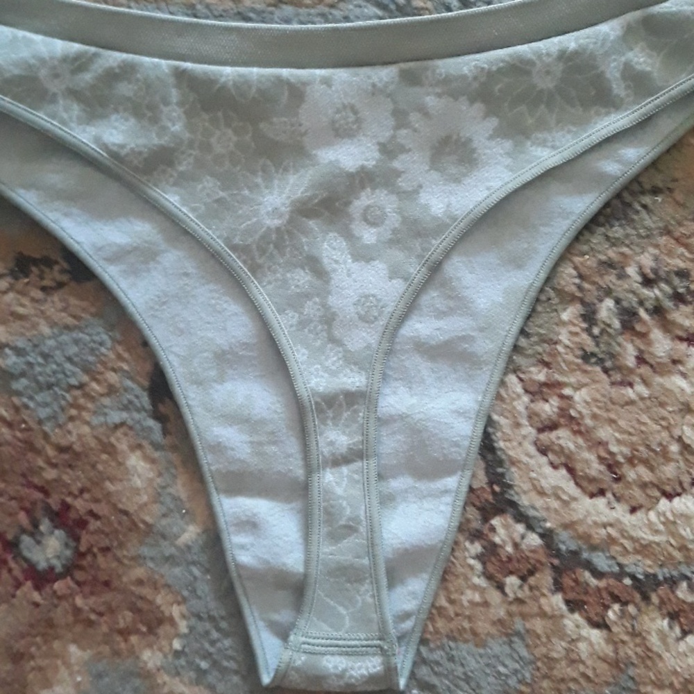 Pink VS thong - Picture 11 of 14
